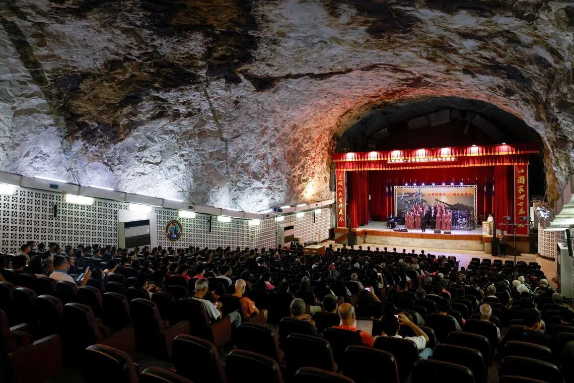 游客在金门的擎天厅欣赏纪念古宁头战役76周年表演。擎天厅位于太武山腹，以人工开挖而成。照片摄于2025年10月。（路透社）