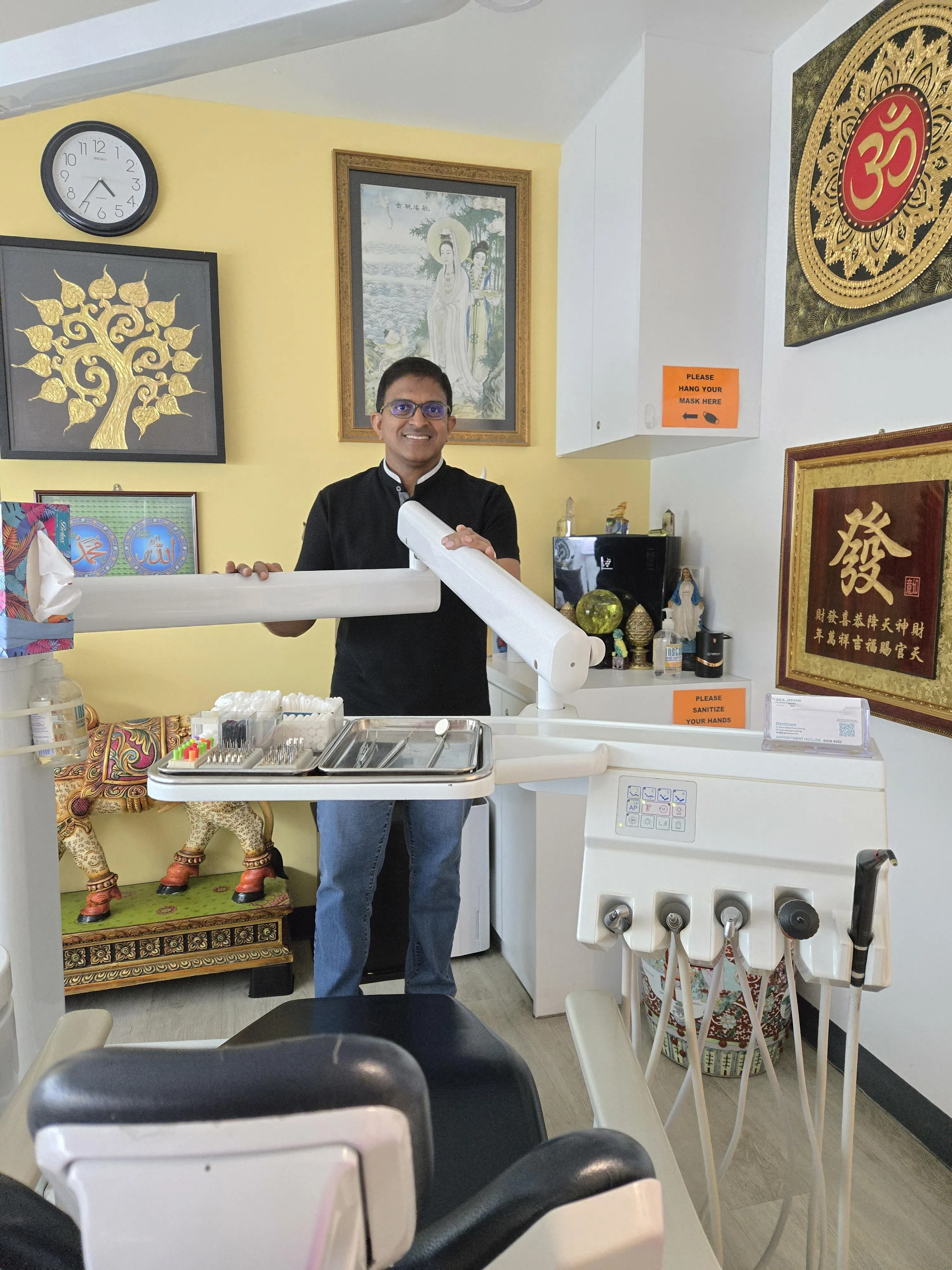 吉梵医生认为，在牙科诊所内展示他的收藏品，有助于转移病人的注意力，让他们接受治疗时不那么紧张及害怕。（林伟杰摄）