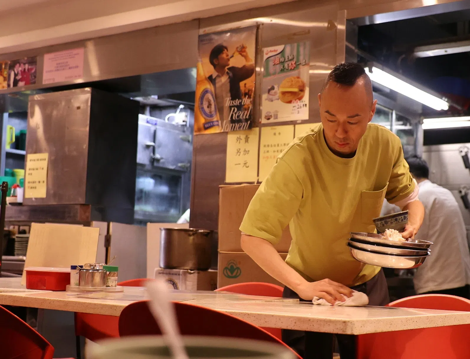 戴耀明已在茶餐厅工作两周，他透露上班的时间很长。（互联网）
