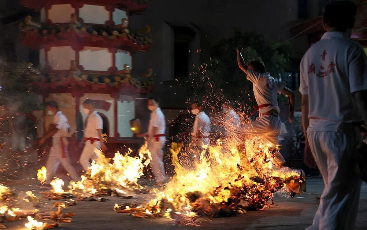 农历正月十五元宵节是兴化庙宇隆重庆祝的大日子。以后港11街联合庙内的青云庙为例，弟子们会抬着坐在轿子里的神明到附近出巡；神明回銮后，乩童和弟子会参加蹈火仪式，最后按指定阵图操演。（龙国雄摄）