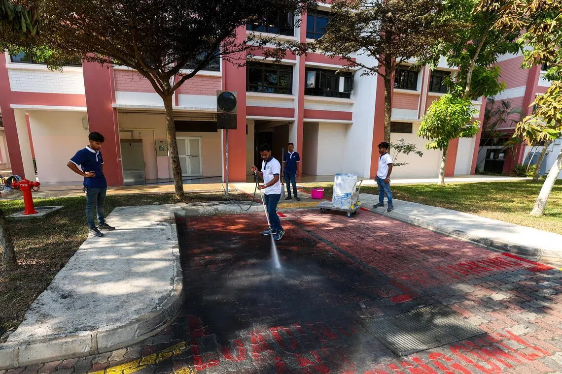 大火把停车位地上熏黑，但相信没有对居民造成直接的危险，只有一个二楼单位可能受到浓烟影响。（林明顺摄）