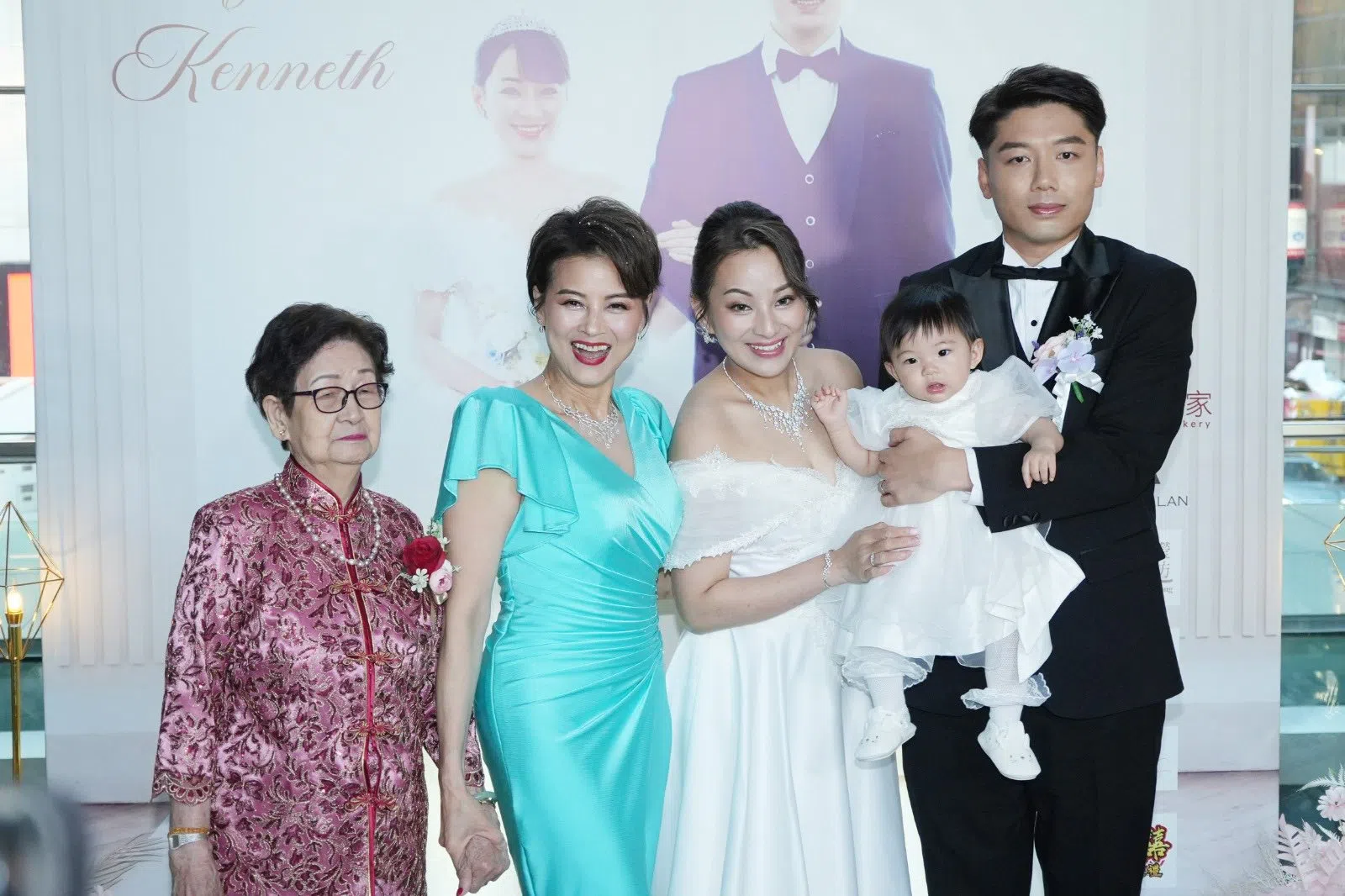 黎燕珊（左二）与母亲（左起）、女儿、孙女、女婿合照。（取自黎燕珊Instagram）