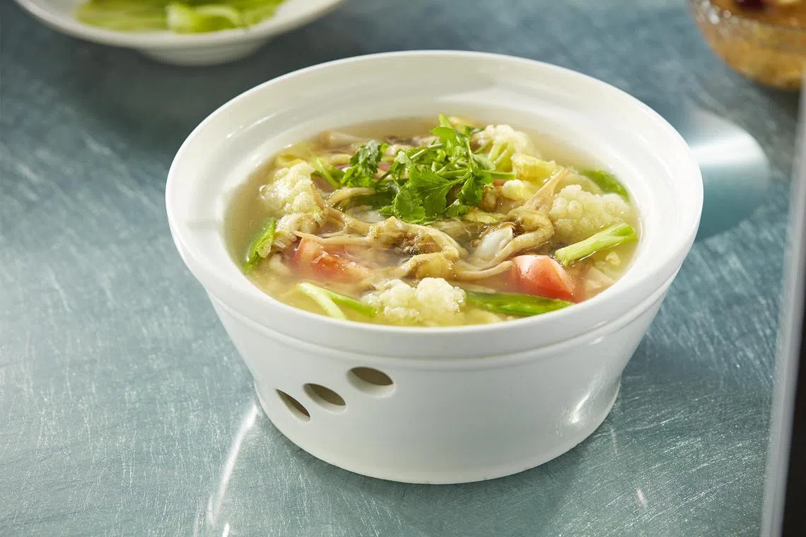 莆田餐馆的农家蛏溜汤，呈现哆头蛏的滑溜口感。（餐馆提供）