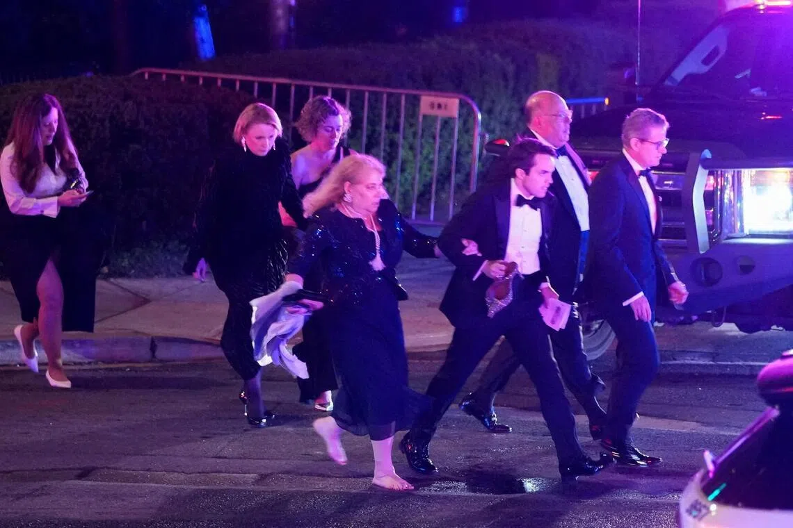 枪手开火后，与会者纷纷离开会场。（路透社）