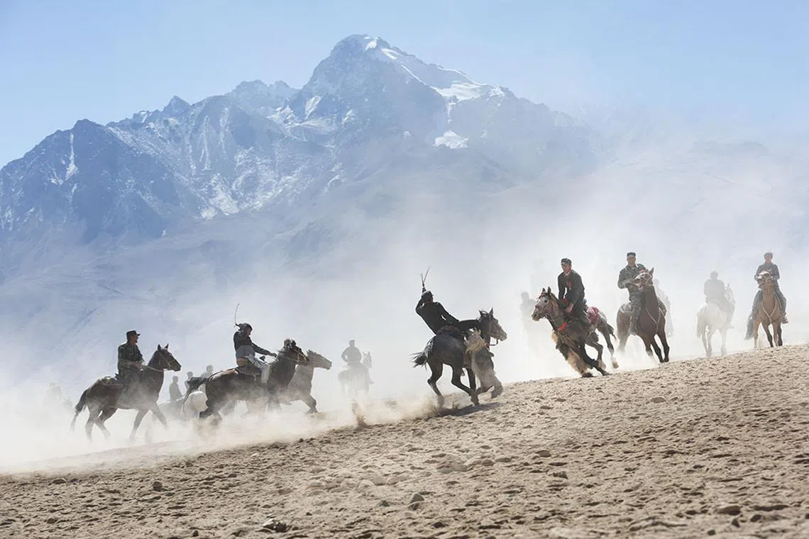 5.对手已经在前方等候，准备拦截，又是一场争夺战。（叶文基摄）