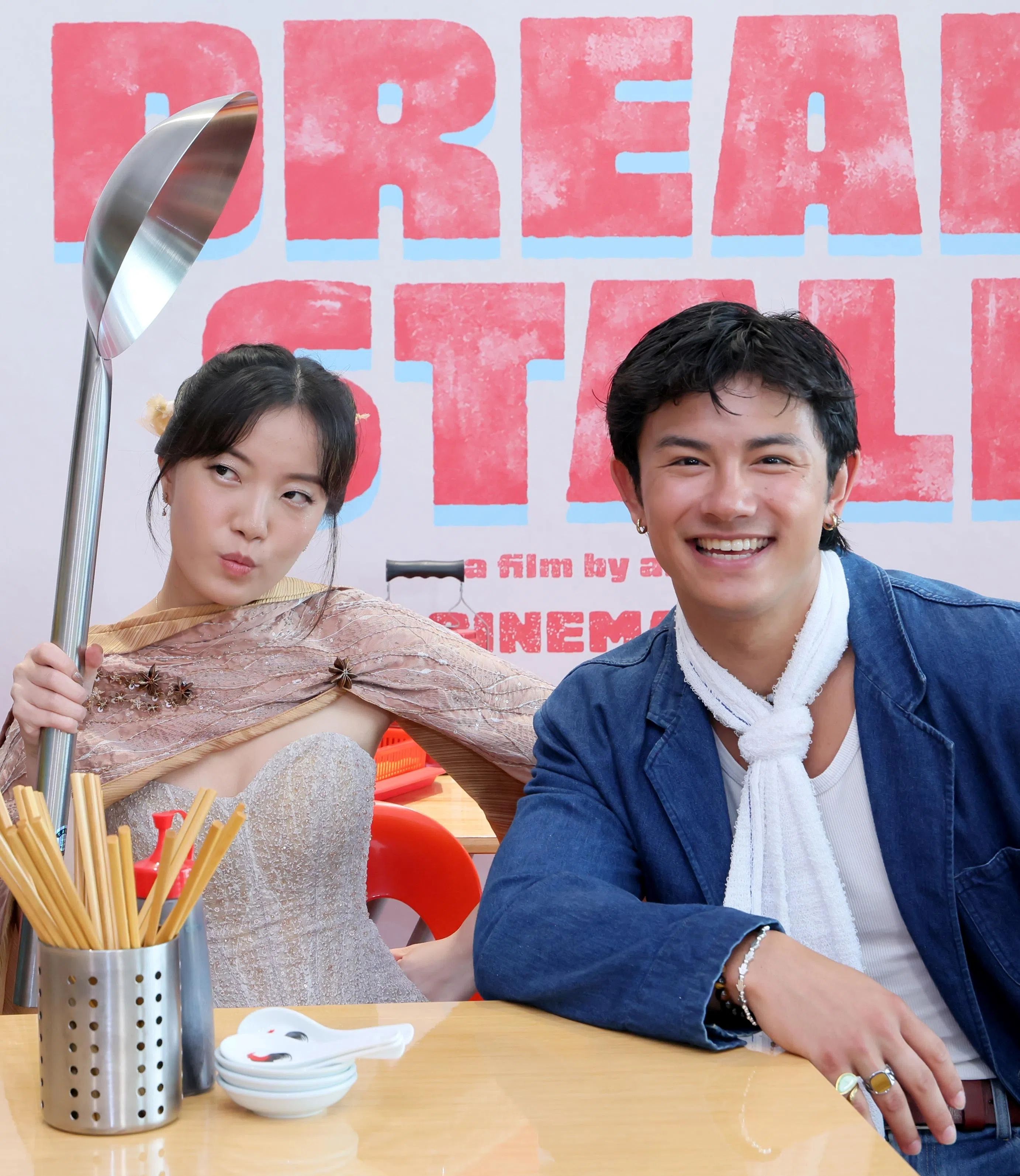 李安（右）在戏中与饰演美食博主的彭佳显有搞笑接吻床戏。（龙国雄摄）