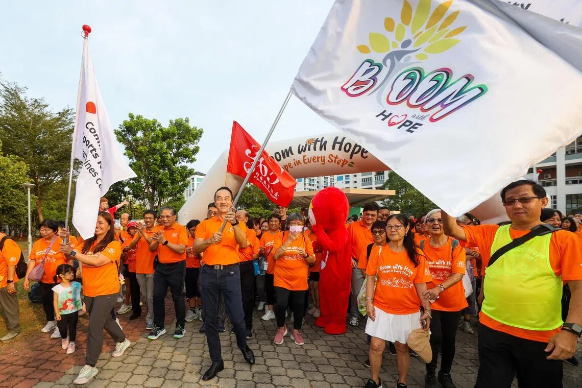 约1000人星期六早上参与了三公里的健步活动，以行动支持癌症患者和康复者。（吴先邦摄）