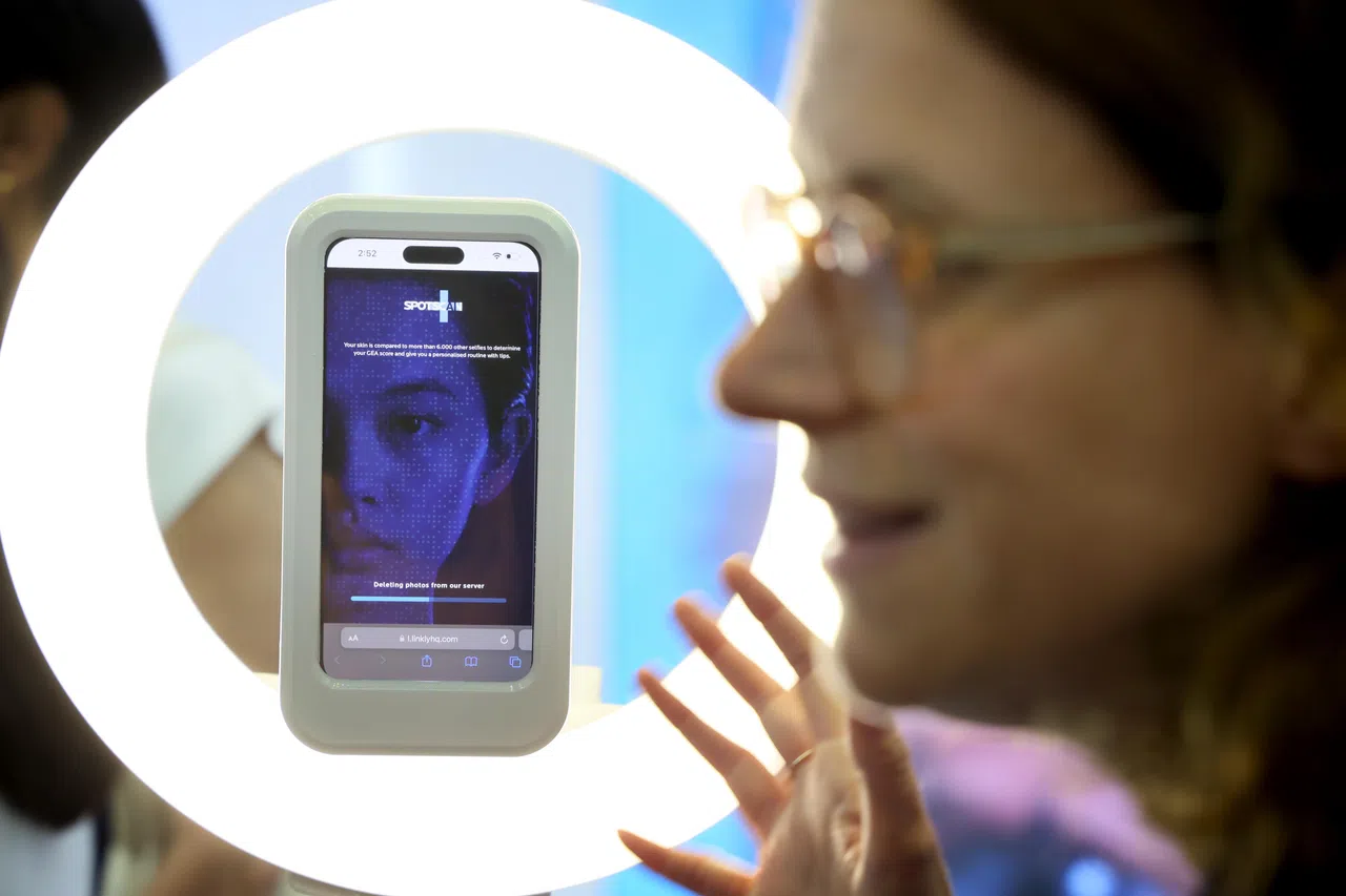 AI皮肤分析工具的使用方法一般是由患者上载拍照片，再由工具提供个人化分析和产品推荐。图为La Roche-Posay的Effaclar SpotScan。（龙国雄摄）