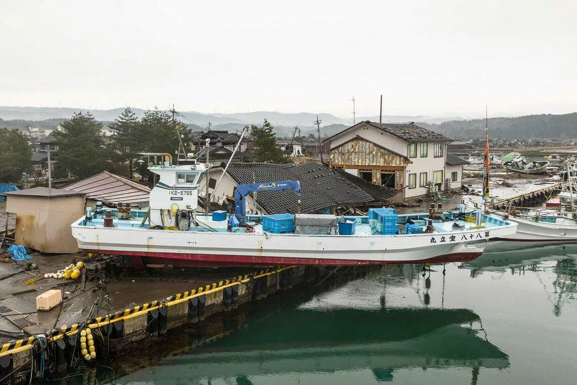 石川县珠洲市的船只被冲上岸。（法新社）