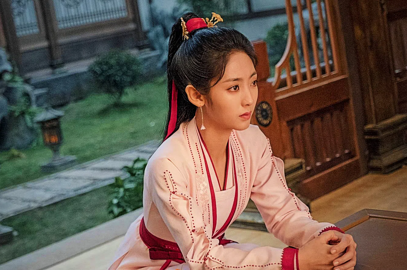 邢菲在《覆流年》第一世绝望之下葬身火窟，醒来发现人生重新开始，她不惜一切代价展开复仇计划。（互联网）