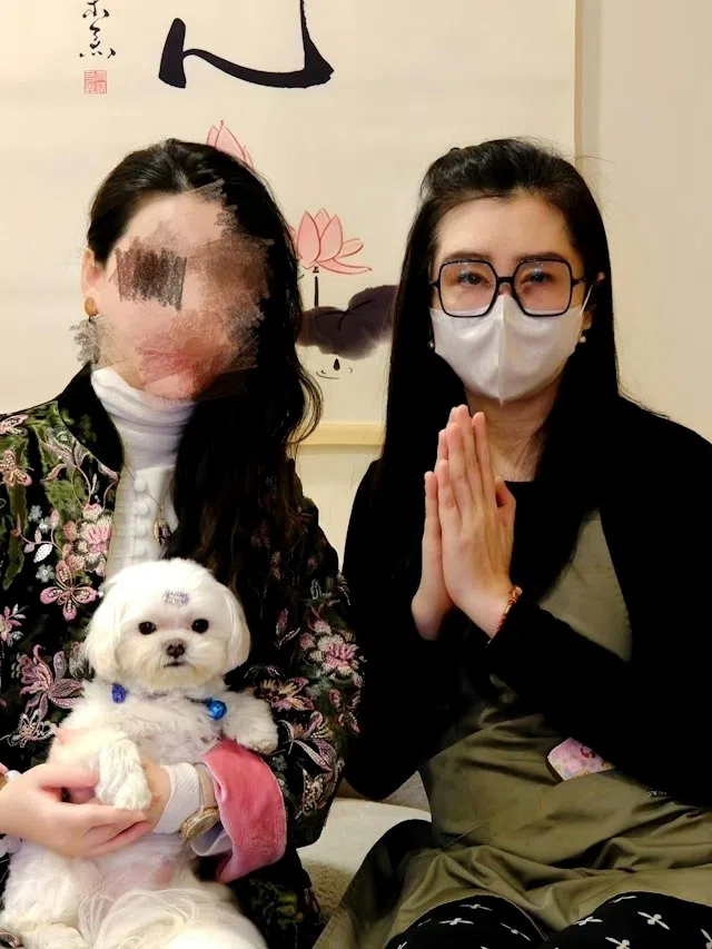 有不少影迷慕名光顾王祖贤（右）的艾灸馆。（互联网）