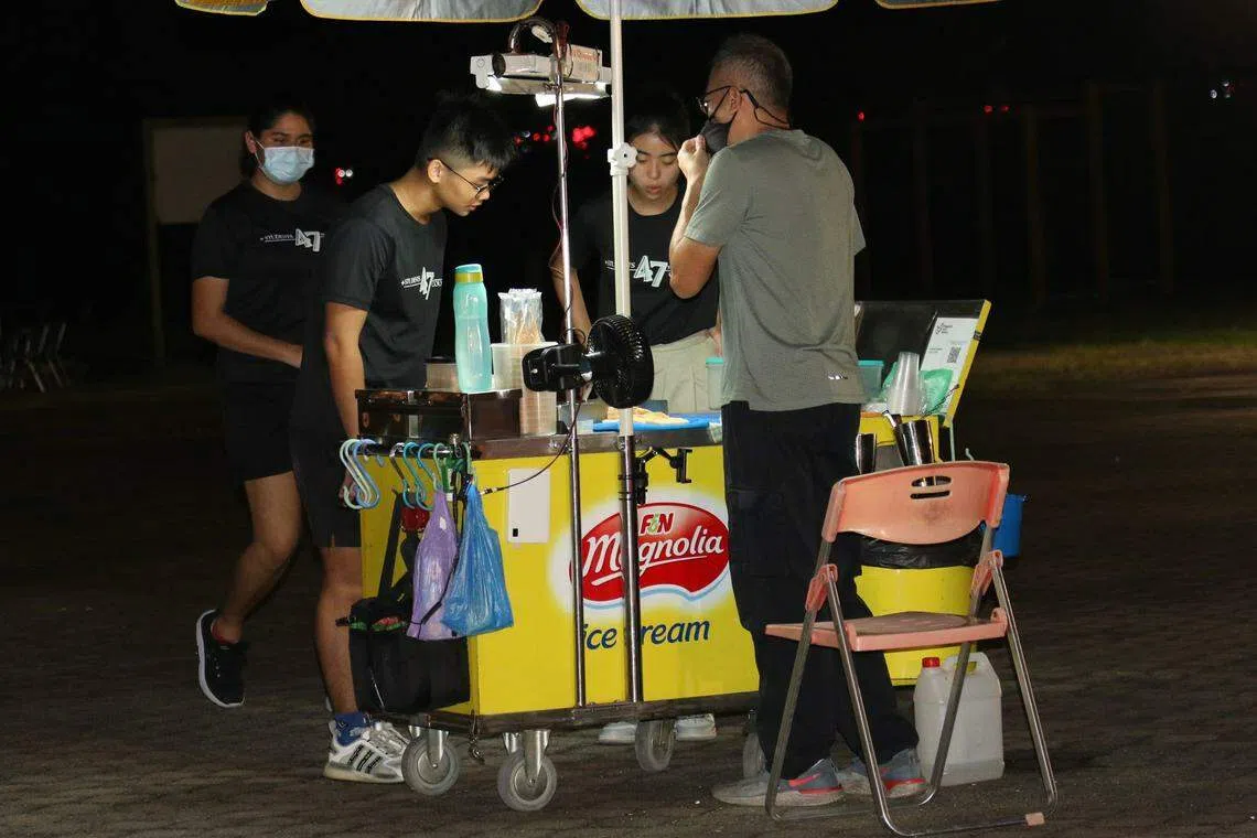 学生理事们在辛苦预备场地后，光顾老师策划团队准备的免费冰淇淋摊位。（淡初资讯通信学会所提供）