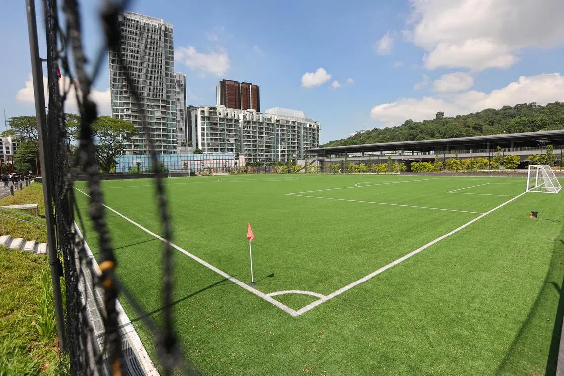 中央人力局新址其他向公众开放的区域，其中包括足球场和户外健身区等。（陈斌勤摄）