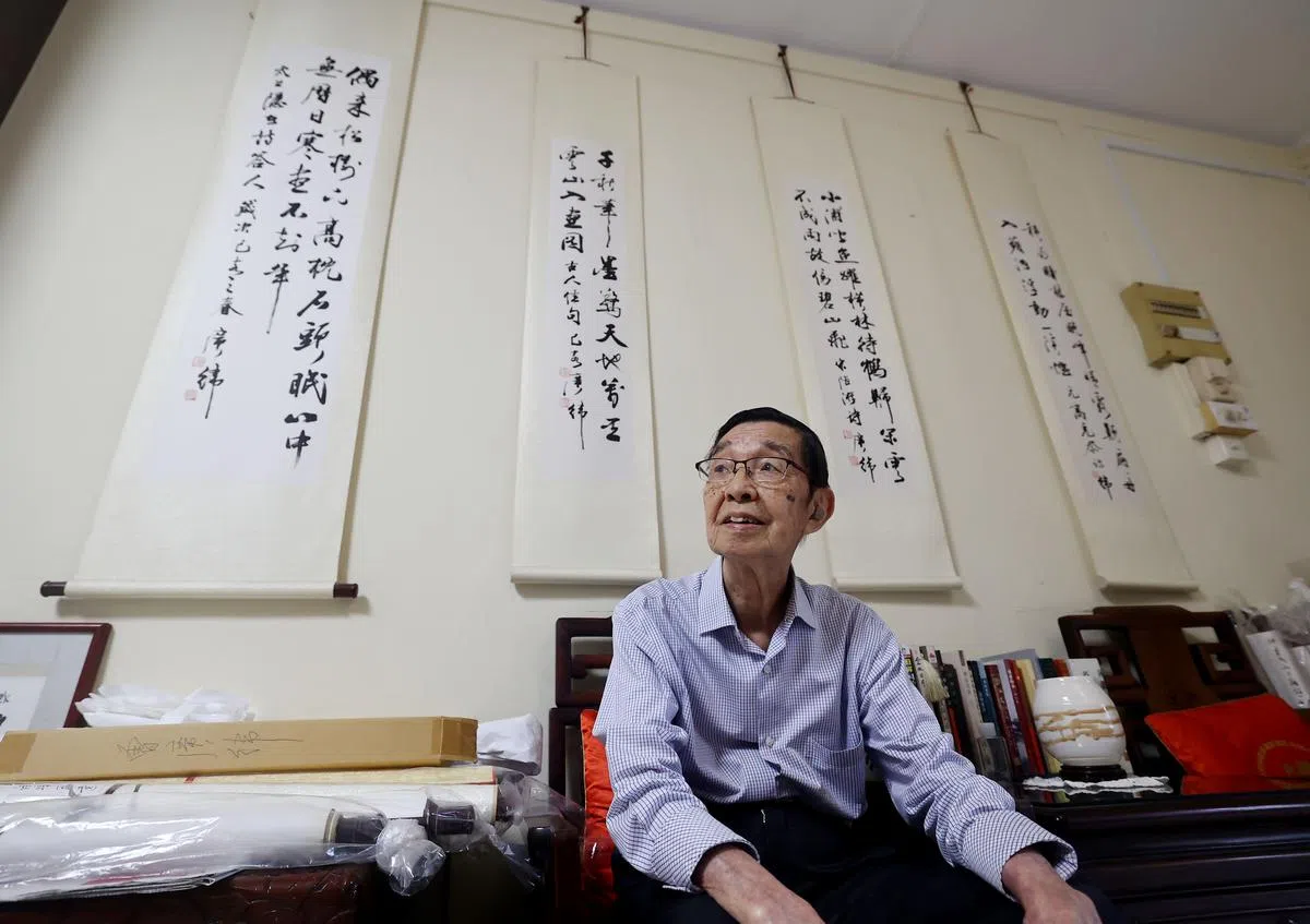 书法家曾广纬客厅墙面挂上即将展出的书法条幅。（陈渊庄／摄）