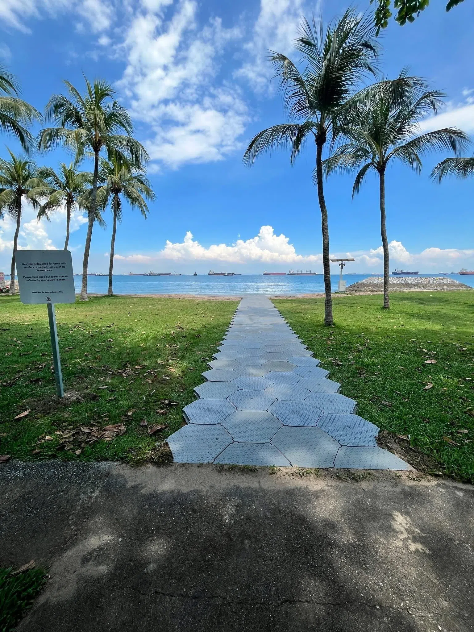 东海岸公园新增的临时无障碍海滩步道，将开放至7月23日，是公园局推动包容公共空间的一环，旨在满足人们多元的休闲与健康需求。（取自公园局脸书）