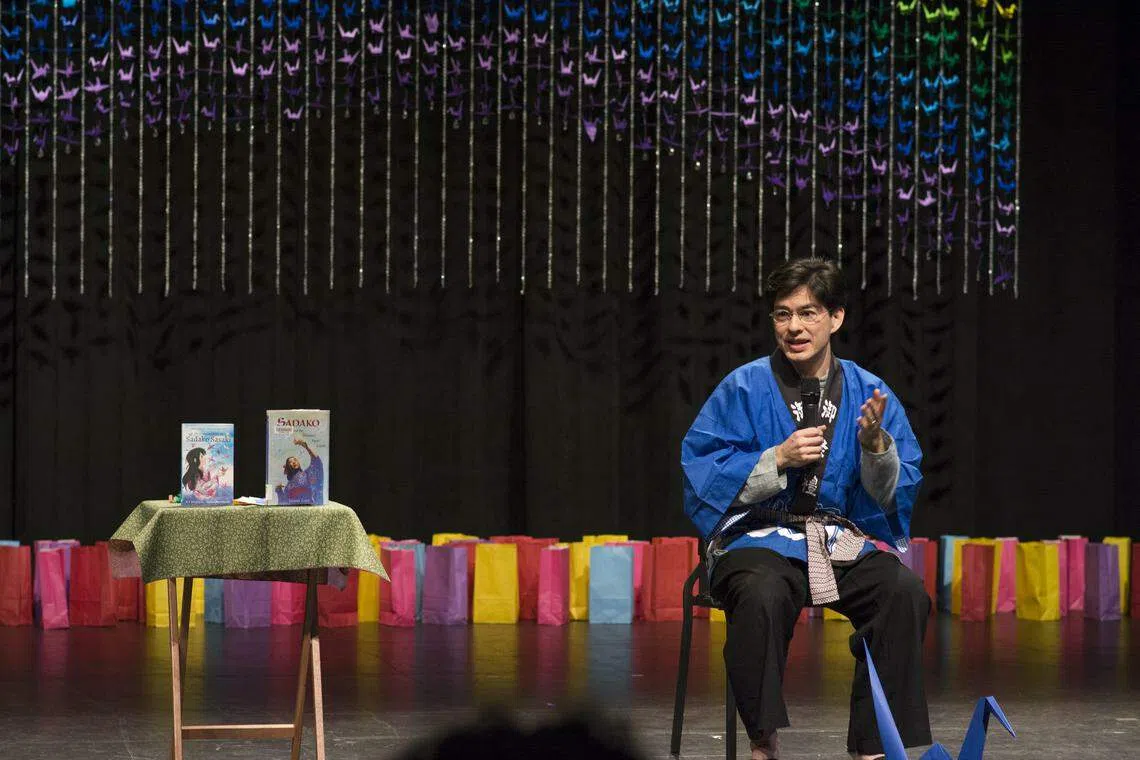 汤姆斯曾将作家艾琳诺‧可儿的小说《一千只纸鹤》改编为舞台剧。（受访者提供）