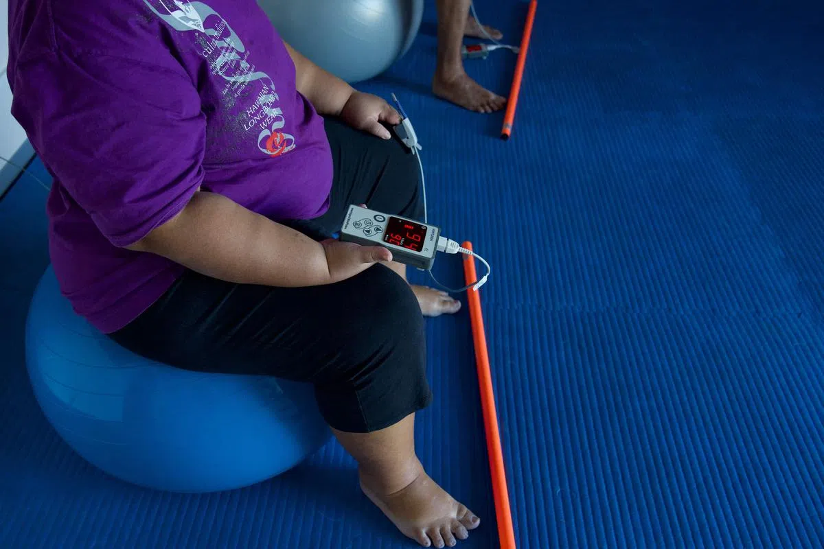 2021年9月10日，在法属波利尼西亚的塔希提岛上，一名感染冠病并曾在加护病房接受治疗的患者到康复中心接受后续护理。法属波利尼西亚七成人口超重，其中40%患有肥胖症。（法新社）