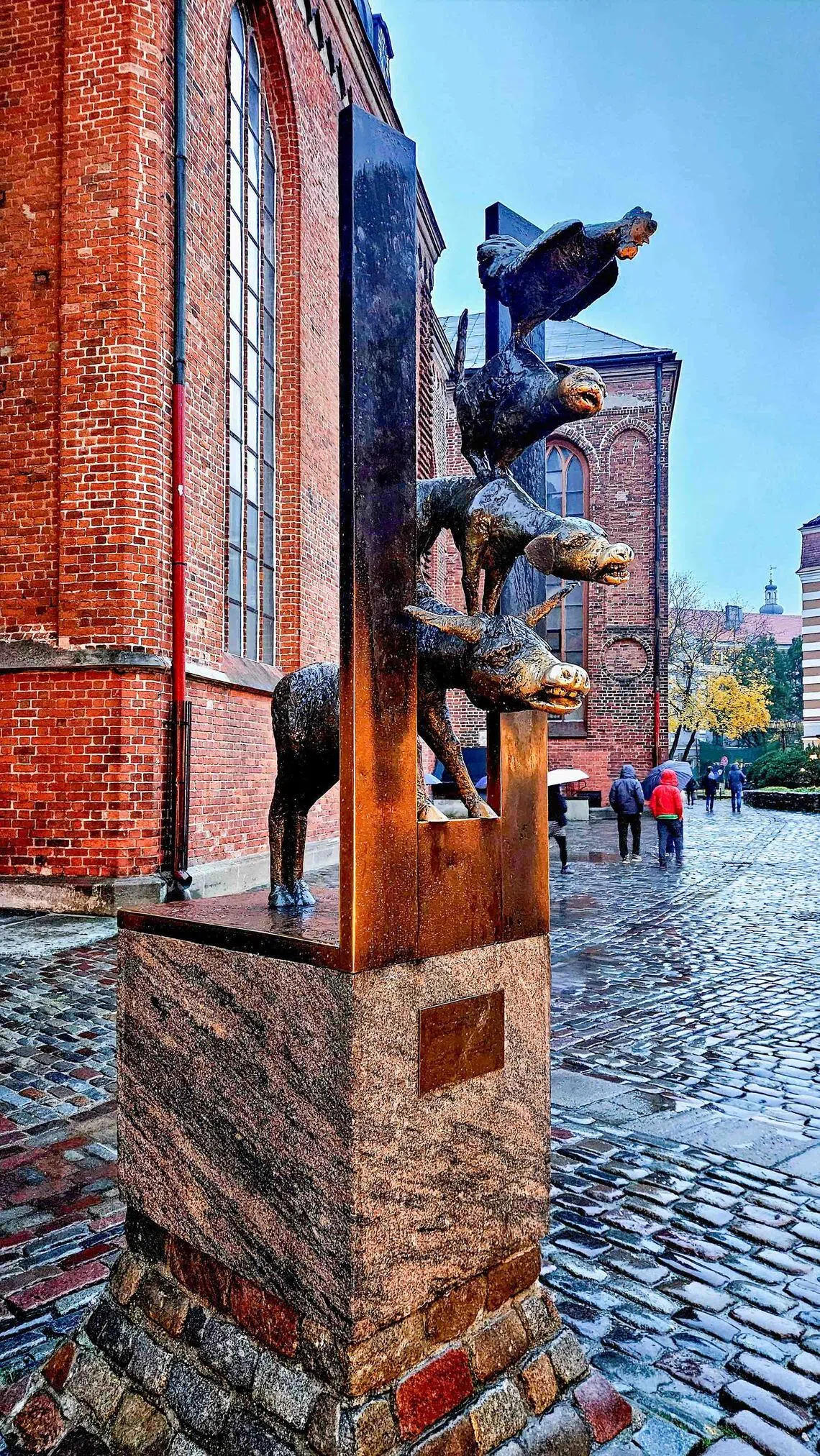 传说能带来好运的不莱梅音乐家雕像。（客桑摄）