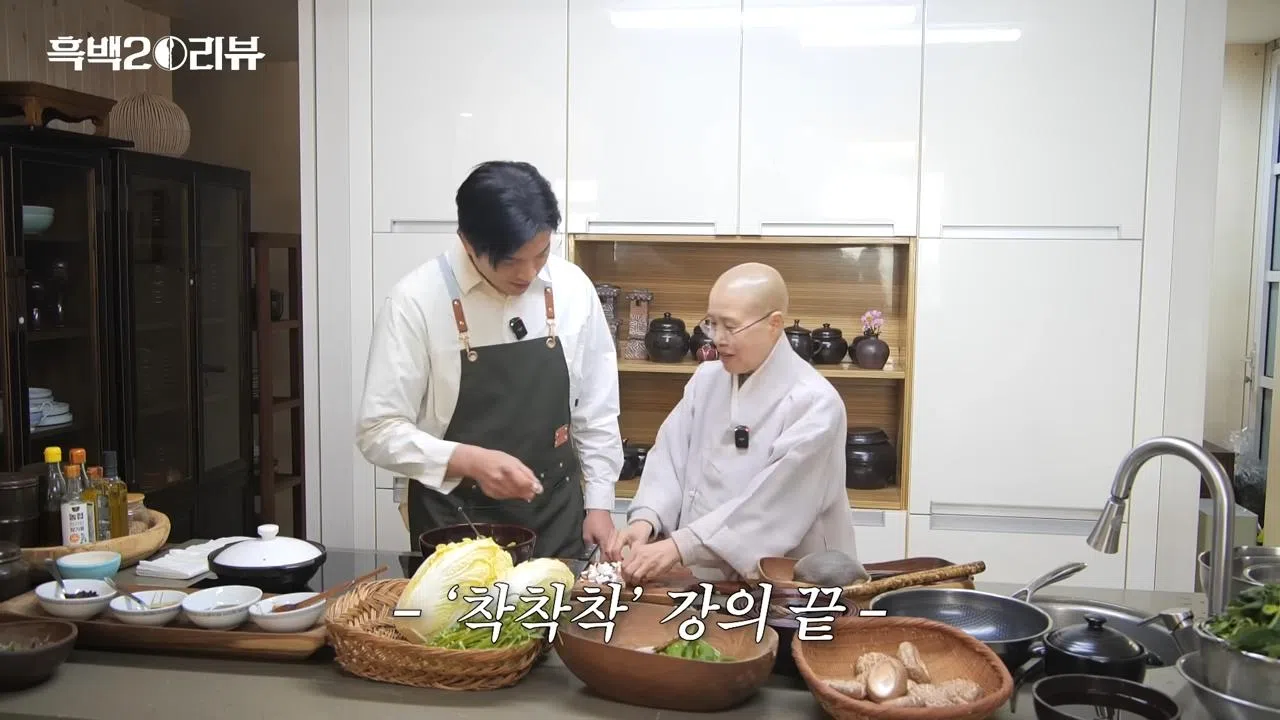 安成宰（左）到善财大师家中做客。（视频截图）