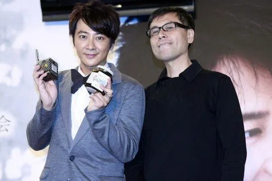 孙耀威（左）2011年举行专辑发布会，何厚华惊喜献身站台。（互联网）