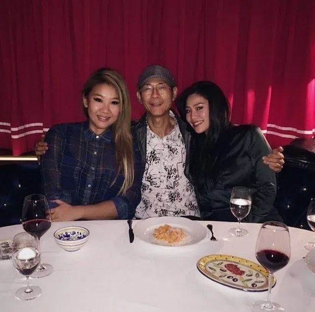 郑少秋（中）与女儿郑欣宜（左）及郑咏恩。（互联网）