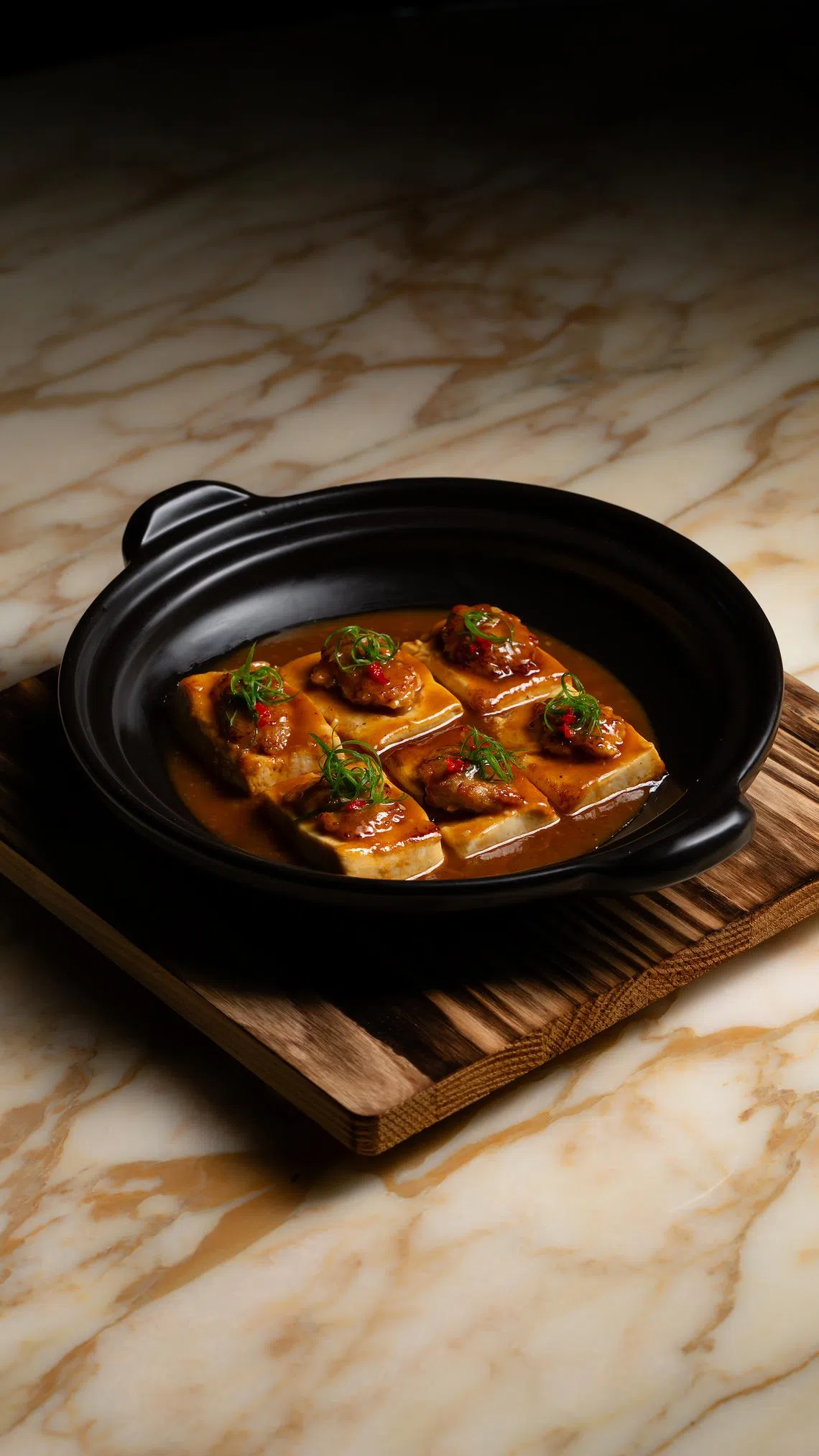 香煎后淋上酱汁是传统客家酿豆腐的吃法。（餐馆提供）