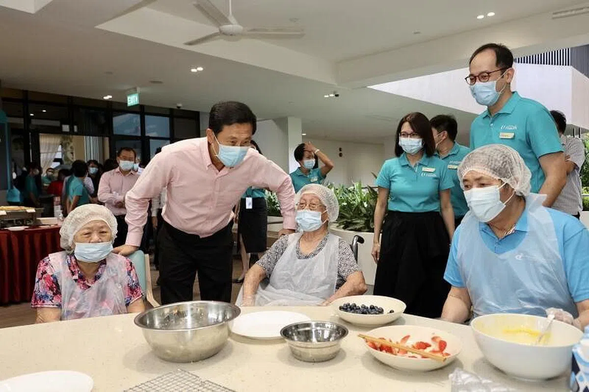 卫生部长王乙康（左二）今天为裕泉职总保健疗养院开幕仪式致辞时说，虽然农历新年期间外出拜年和出入境可能导致确诊数据在几天后攀升，但各大医院都可应付。（邝启聪摄）