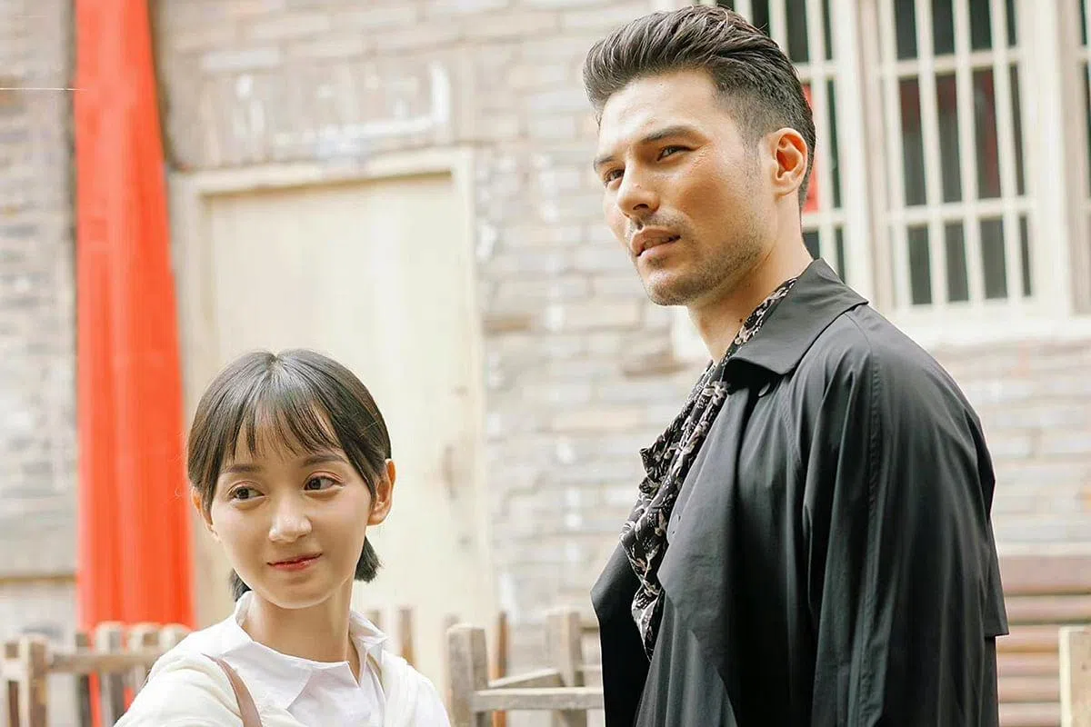 卜冠今表示凤小岳（右）非常有亲和力、不做作，“是非常温暖的小太阳”。（互联网）