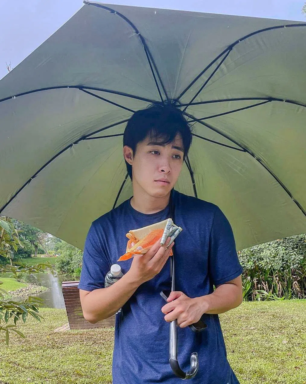 宗子杰出外景会撑伞并且多喝水。（受访者提供）