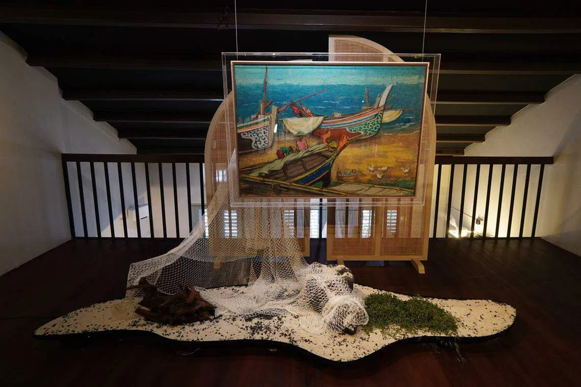 在店里展出至6月7日的刘抗画作。（王昀诗摄）