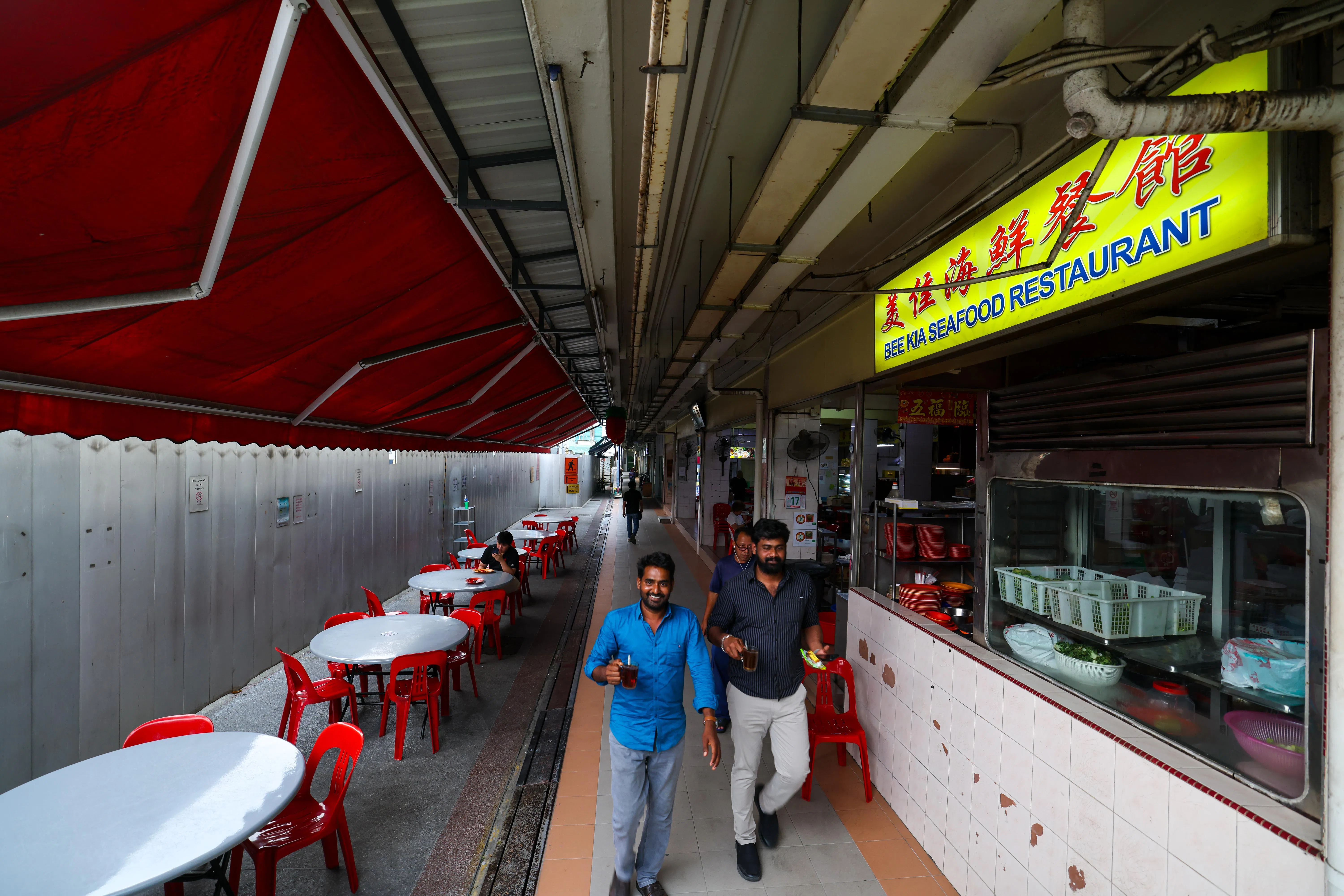 “美佳海鲜餐馆”厨师黄杰文希望工程完成后，咖啡店外会再建起人行天桥或交通灯。他也希望，政府除了已经给予约五成的租金补助，能够提供更多补贴。（林明顺摄）