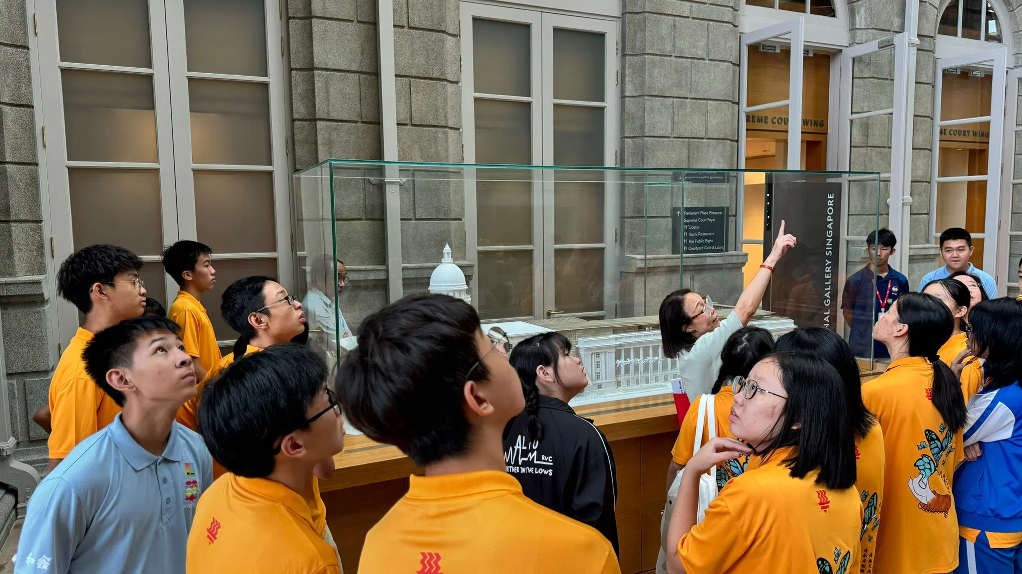 论坛与会者参观国家美术馆，了解其建筑特色的融合与发展。（华侨中学论坛宣传组提供）