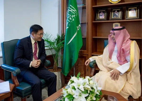 中国外交部阿富汗事务特使岳晓勇（左）赴沙特阿拉伯与该国外交部政治事务次大臣萨提会面，就共同关心的问题深入交换意见。（中国外交部官网）