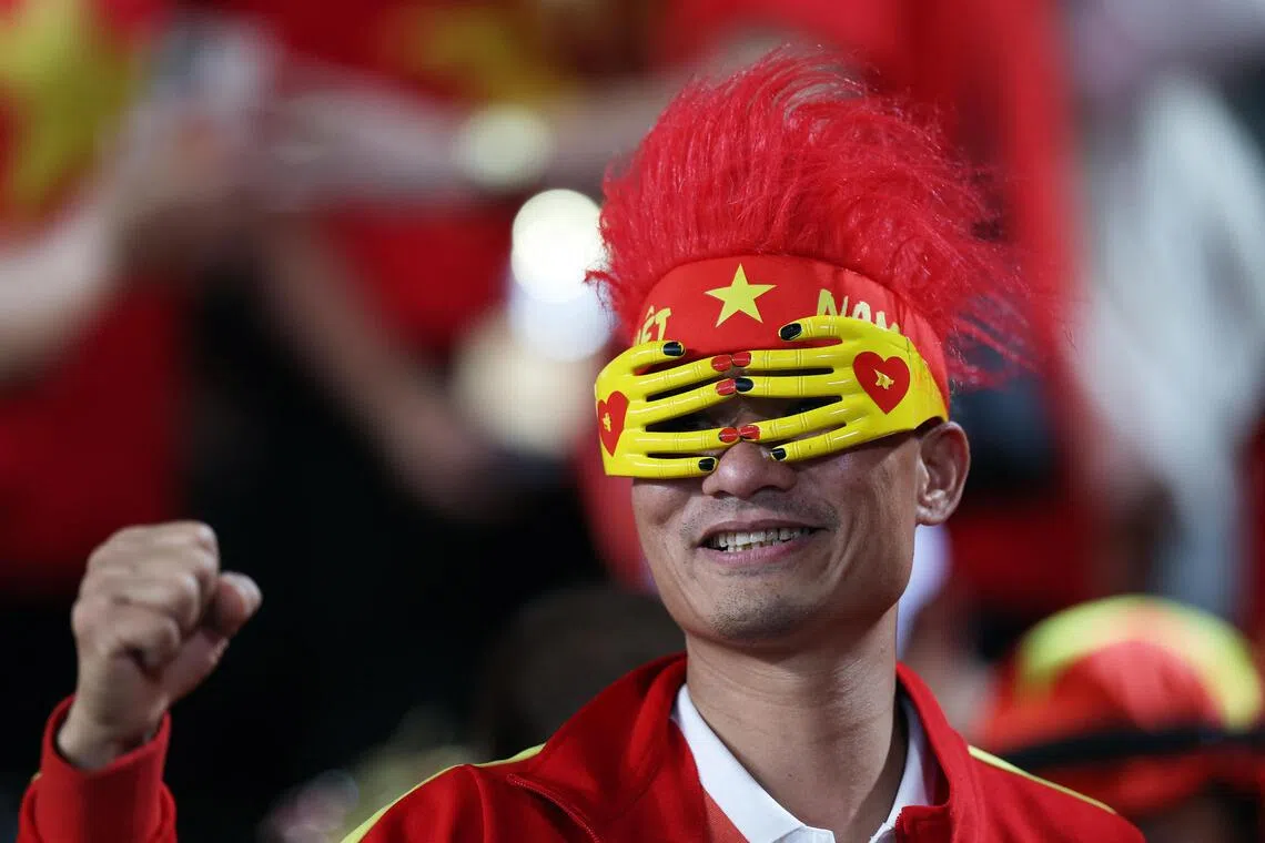 作为球队的第12人，不少越南球迷也远赴客场支持球队，图中这名就带着造型奇特的面具，相当吸睛。（路透社）