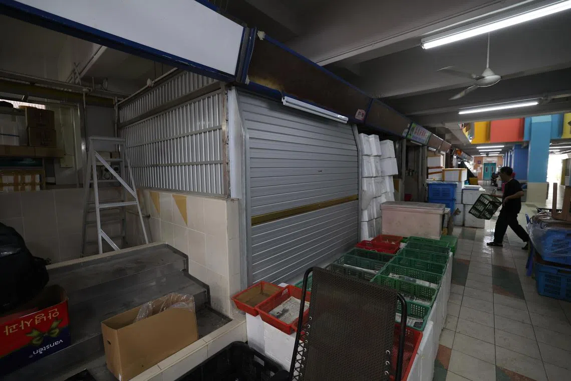 63岁父亲被指在巴刹及小贩中心租了三个摊位，一个用来卖菜，一个用来休息，最后一个则是储藏物品。图中这个摊位相信是女生所住摊位。（陈斌勤摄）