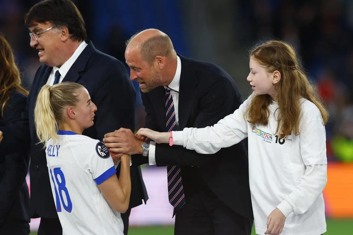 威廉王子（中）带女儿夏洛特公主（右）到场观战，并在赛后入场恭喜雌狮军团。（路透社）