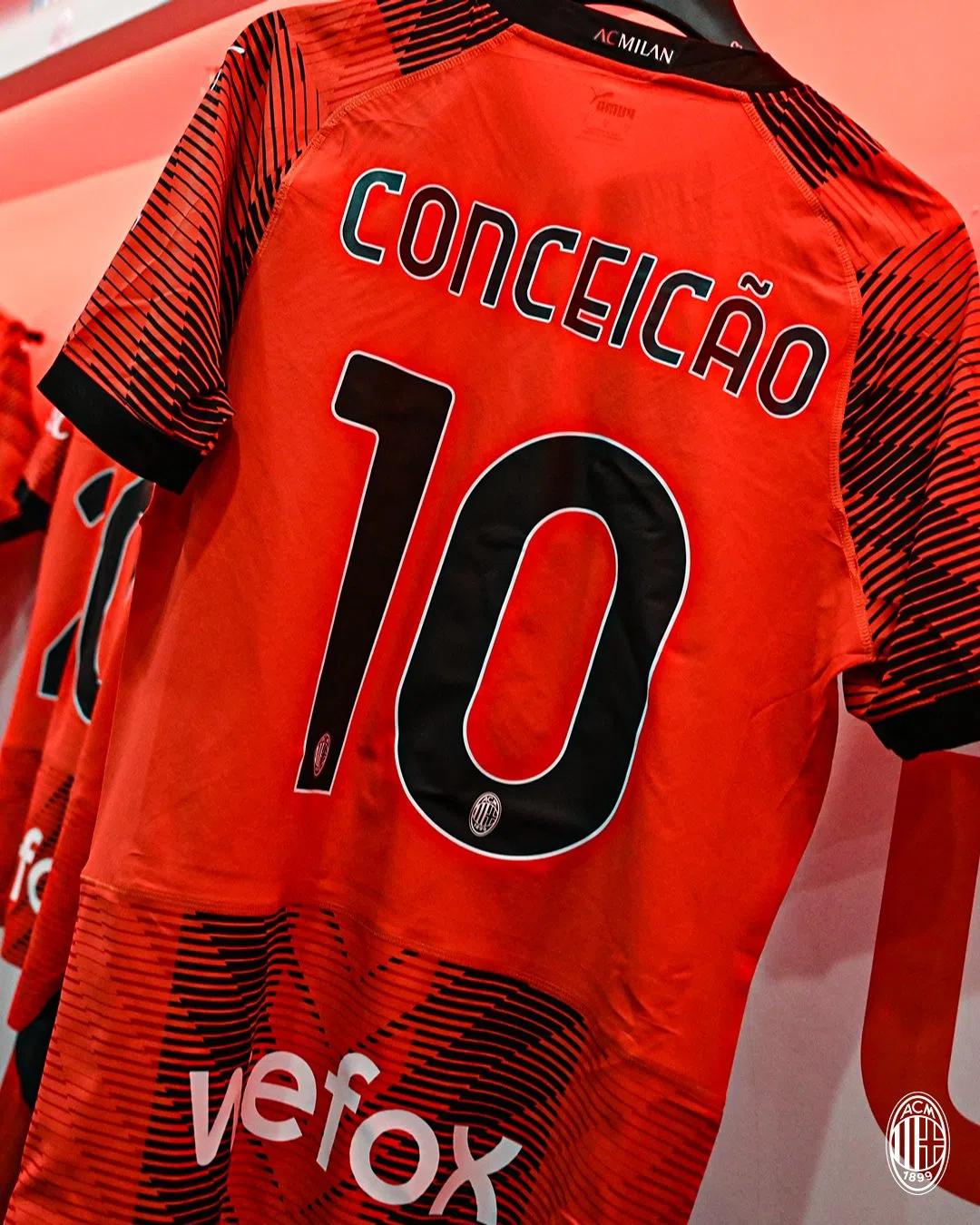 体米边锋莱昂的球衣上印了母亲的姓氏“孔塞桑”。（取自体育米兰社媒X）