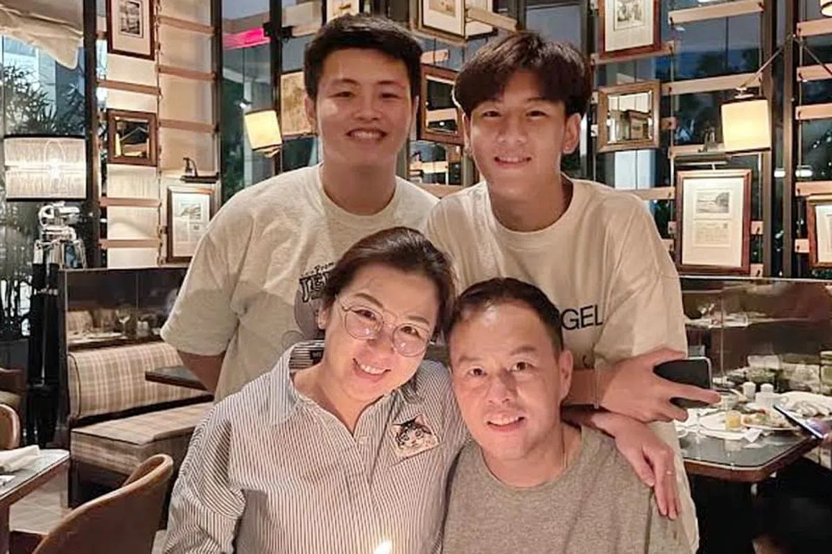 曾坤坤（前排右）和妻子陈俐蒖（前排左）和两个儿子都喜欢在东部生活，购买矗立于勿洛市镇中心Sky Eden@Bedok的决定，是让梦想成真。（图/星狮地产提供）