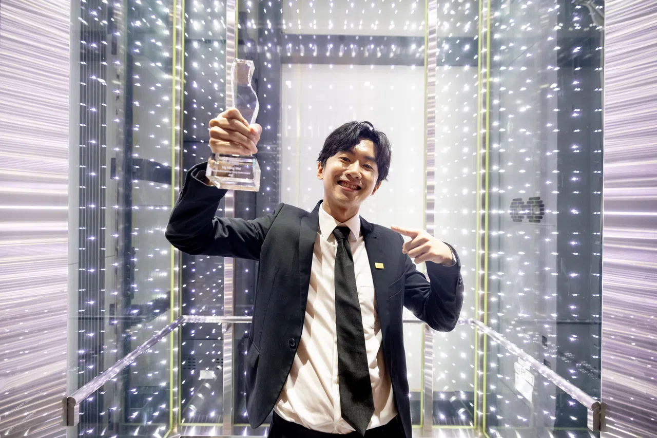 作为南洋杰出青年校友奖获奖者之一，我国前跆拳道国手黄名纬在社交媒体平台上是个受欢迎的内容创作者。他说，未来希望继续通过镜头，创作与传播更有价值，能跨越文化背景的内容。（特约沈康雄摄）