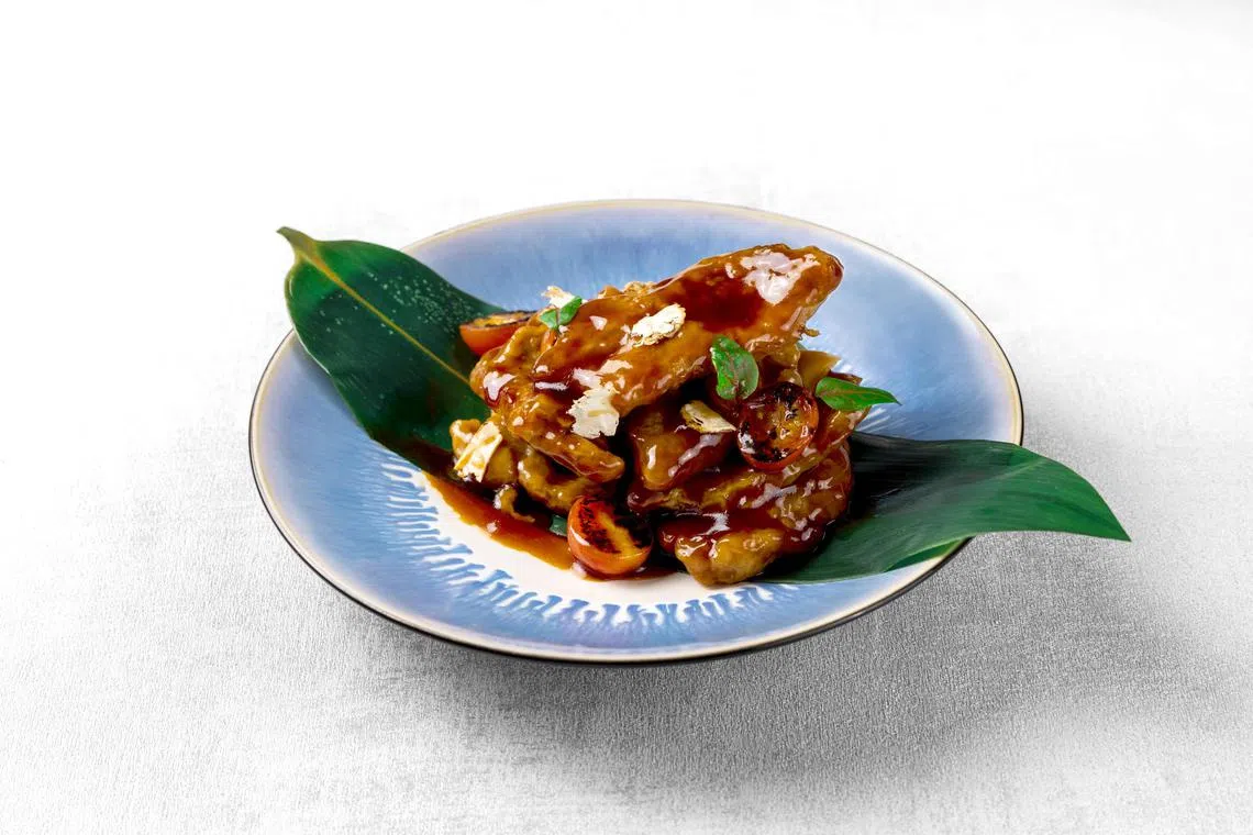 乐餐馆的当归京都排骨在浓郁咸甜中带淡淡药膳香。（餐馆提供）