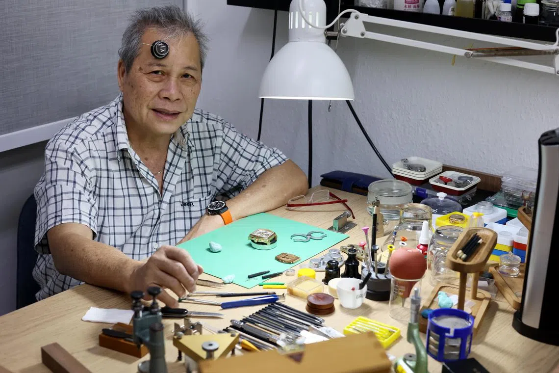 郭光辉15岁退学，在父亲创办的利安钟表行从事修表工作，至今已半个世纪。（龙国雄摄）
