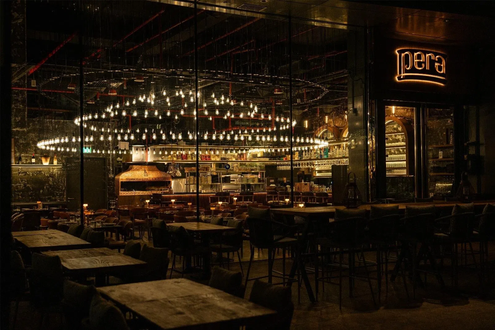 土耳其餐馆Pera以现代土耳其建筑元素打造空间，并以五层穹顶灯饰营造独特氛围。（餐馆提供）