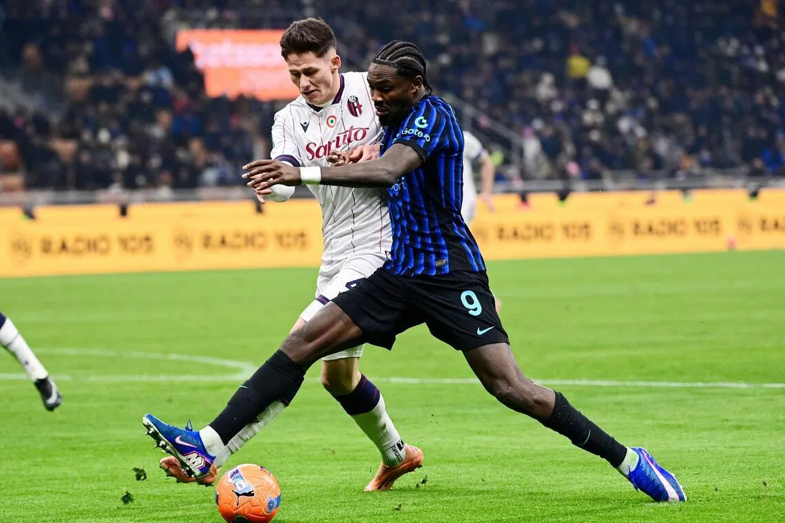 身高达1米92的国米前锋图拉姆（右）上场联赛轮休，此役有望回到首发阵容。作为国米前场的重要支点，他会给炮兵的后防线带来不小麻烦。（法新社）