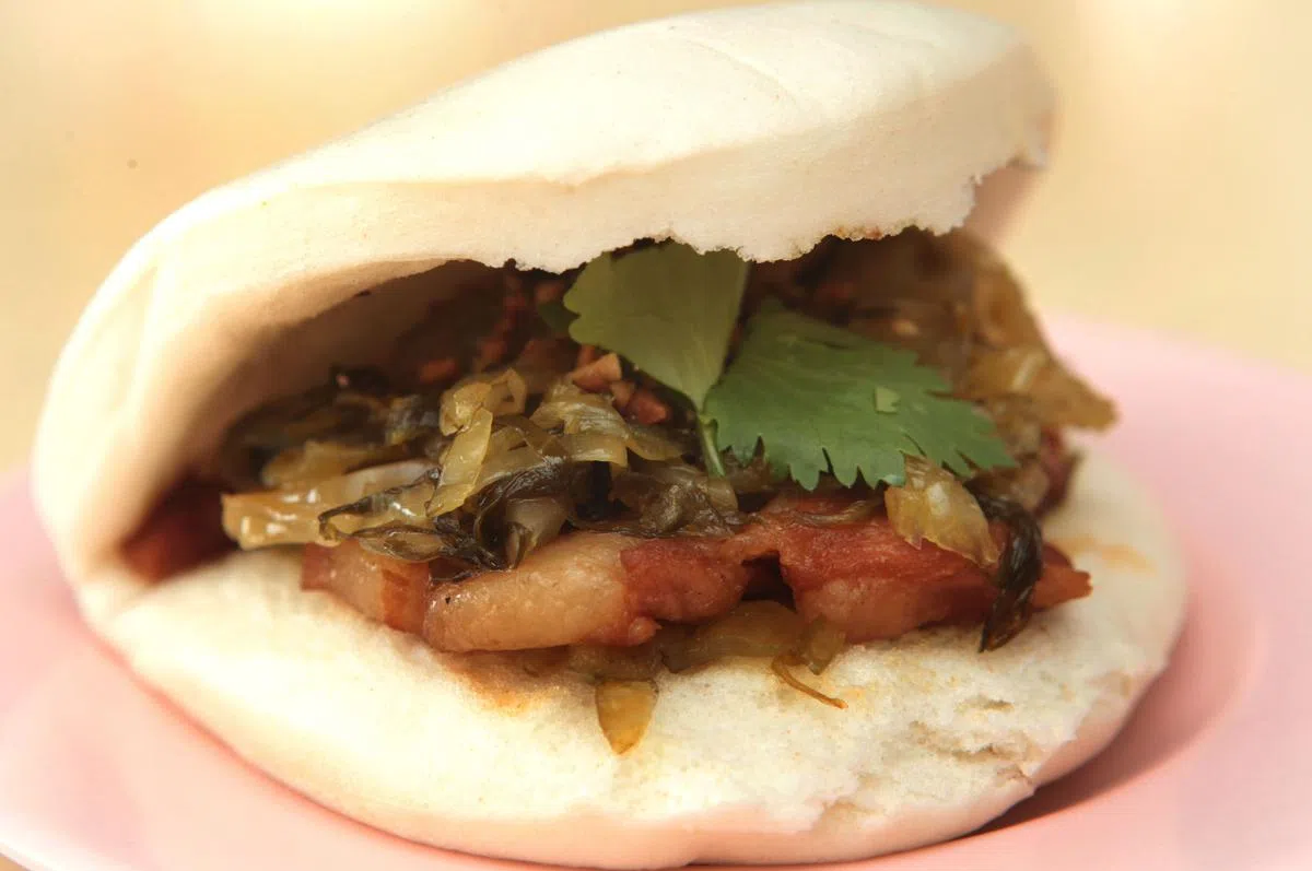 由于外形看起来像一个张着血盆大口的虎头，所以这道小吃有了“虎咬猪”的名字。（档案照片）