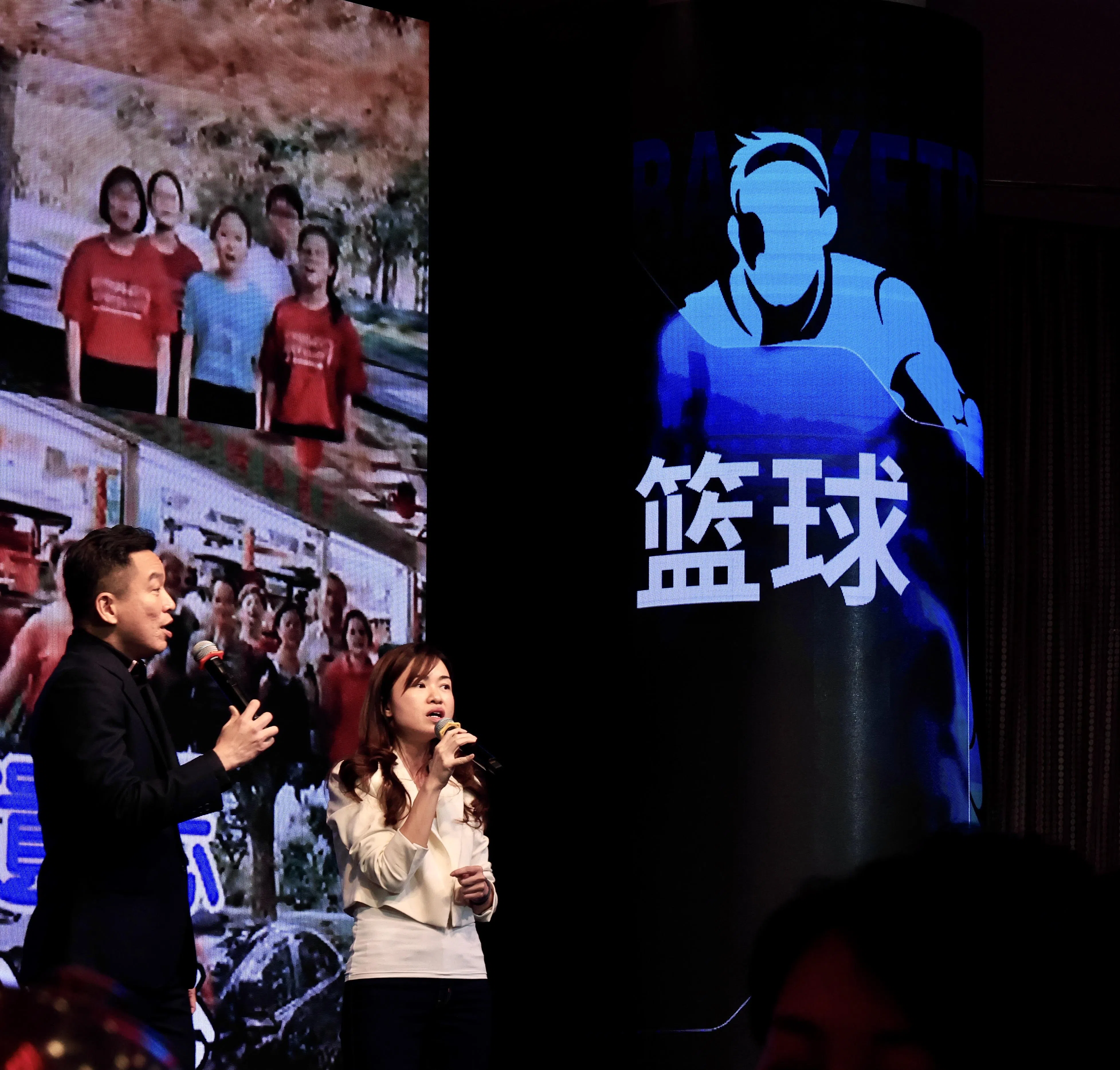 文化、社区及青年部兼社会及家庭发展部高级政务次长蔡瑞隆（左）和国会议员兼篮总顾问陈佩玲演唱歌曲《细水长流》，希望捐款像这首歌一样源源不断，篮球项目越做越成功。（特约陈来福摄）
