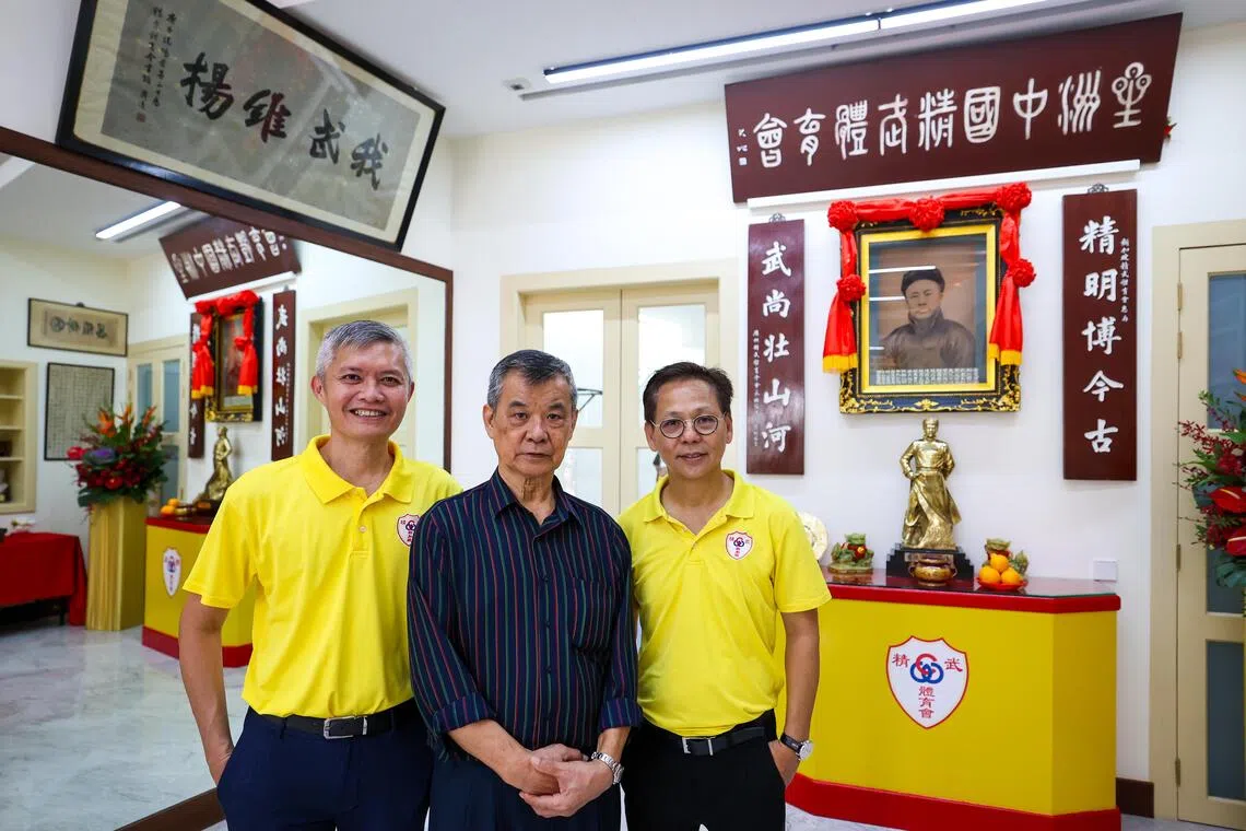 会长林惟明（中）、副会长徐楠荃 (左）和司理陈清发（右）在精武会耕耘多年，希望继续传承精武精神。（林明顺摄）