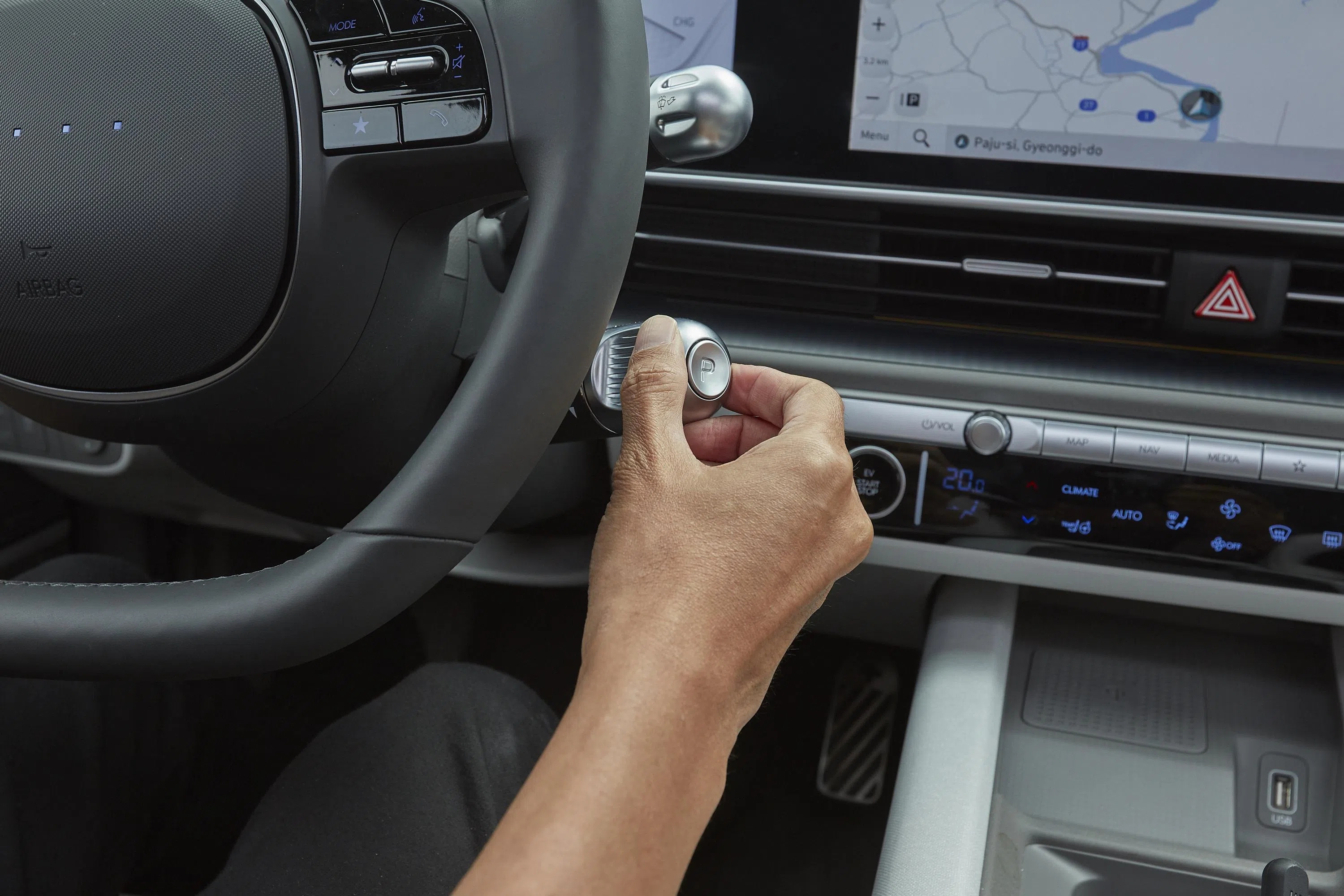 换挡控制杆在方向盘后方。（车商提供）