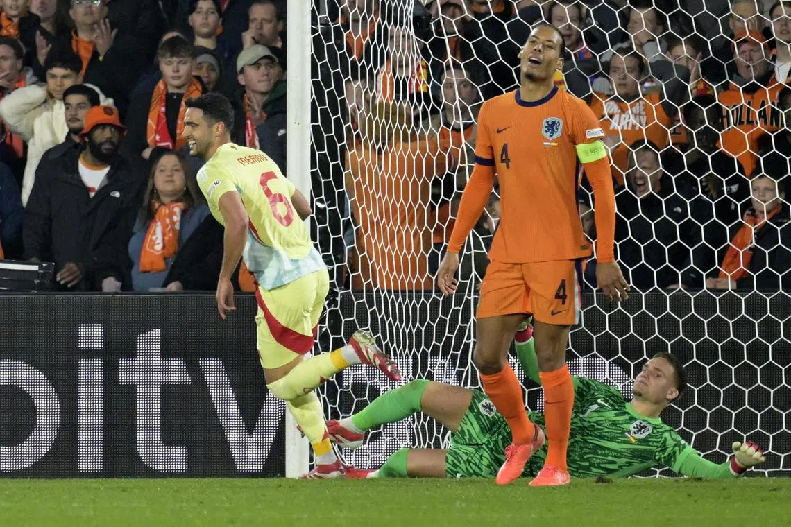 梅里诺（左）在完场前补时第三分钟进球，助西班牙以2比2踢和被罚剩10人的荷兰。（路透社）