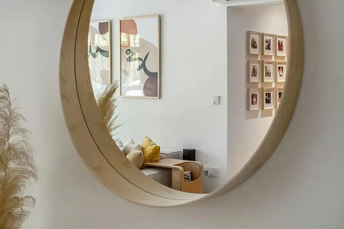 镜子和玻璃等反光材质有扩容效果。（Fyner Interior提供照片）