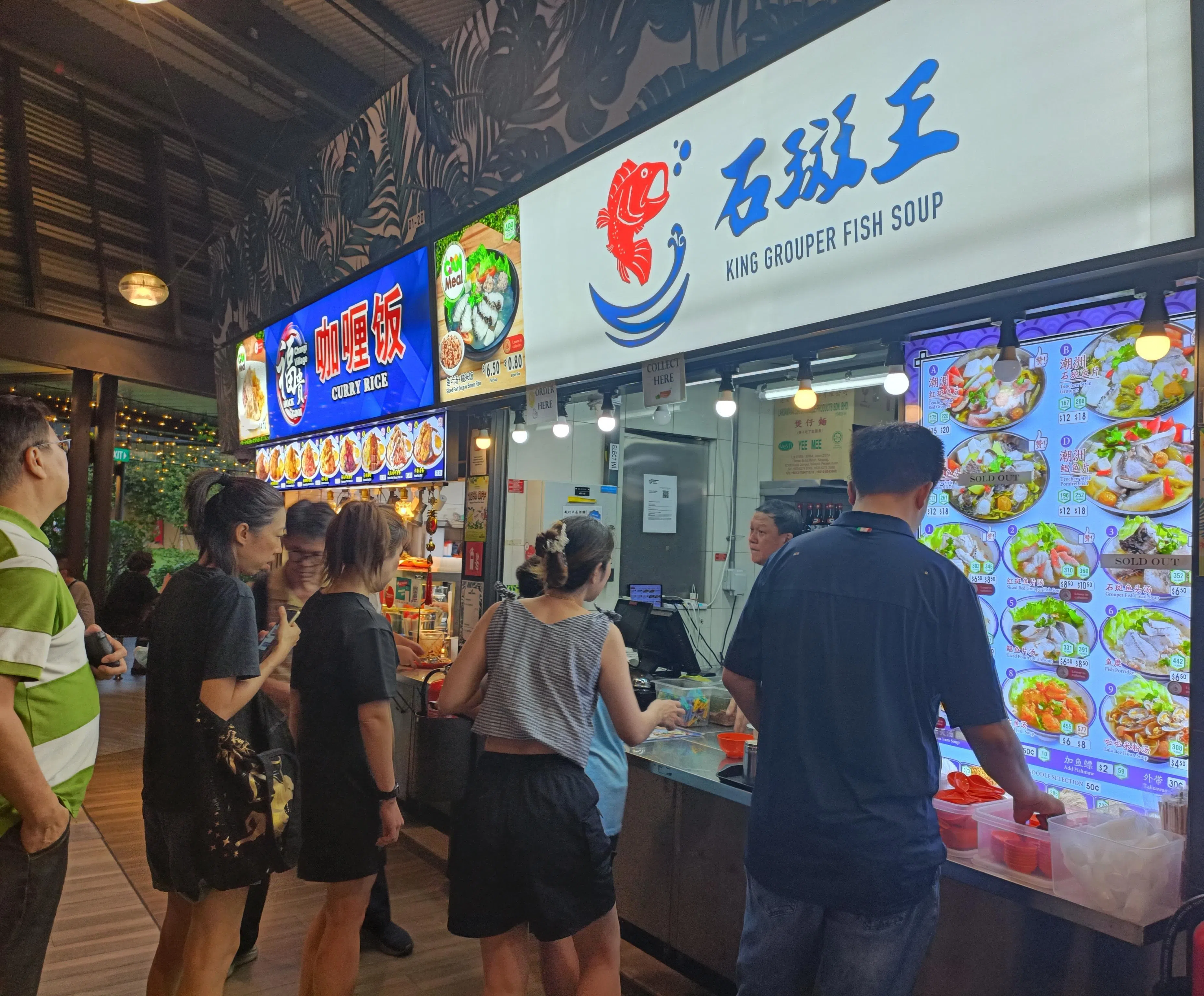 三巴旺武吉坎贝拉小贩中心的石斑王鱼汤，以新鲜、分量足受到食客欢迎。创办人周金辉说，自家渔场供货降低成本，最终的大赢家是消费者。（温伟中摄）